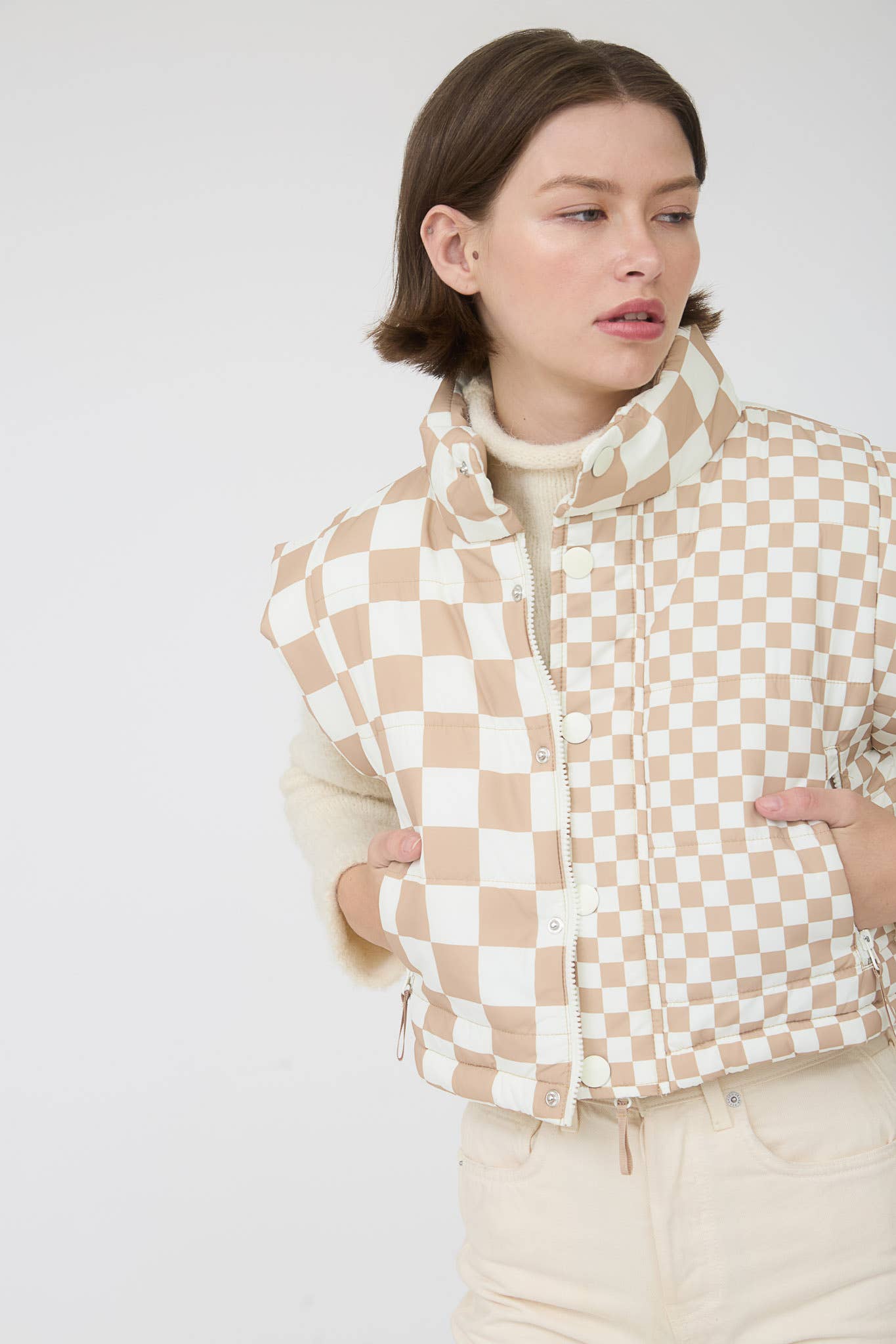 CHECKERED CROPPED PUFFER VEST: BROWN