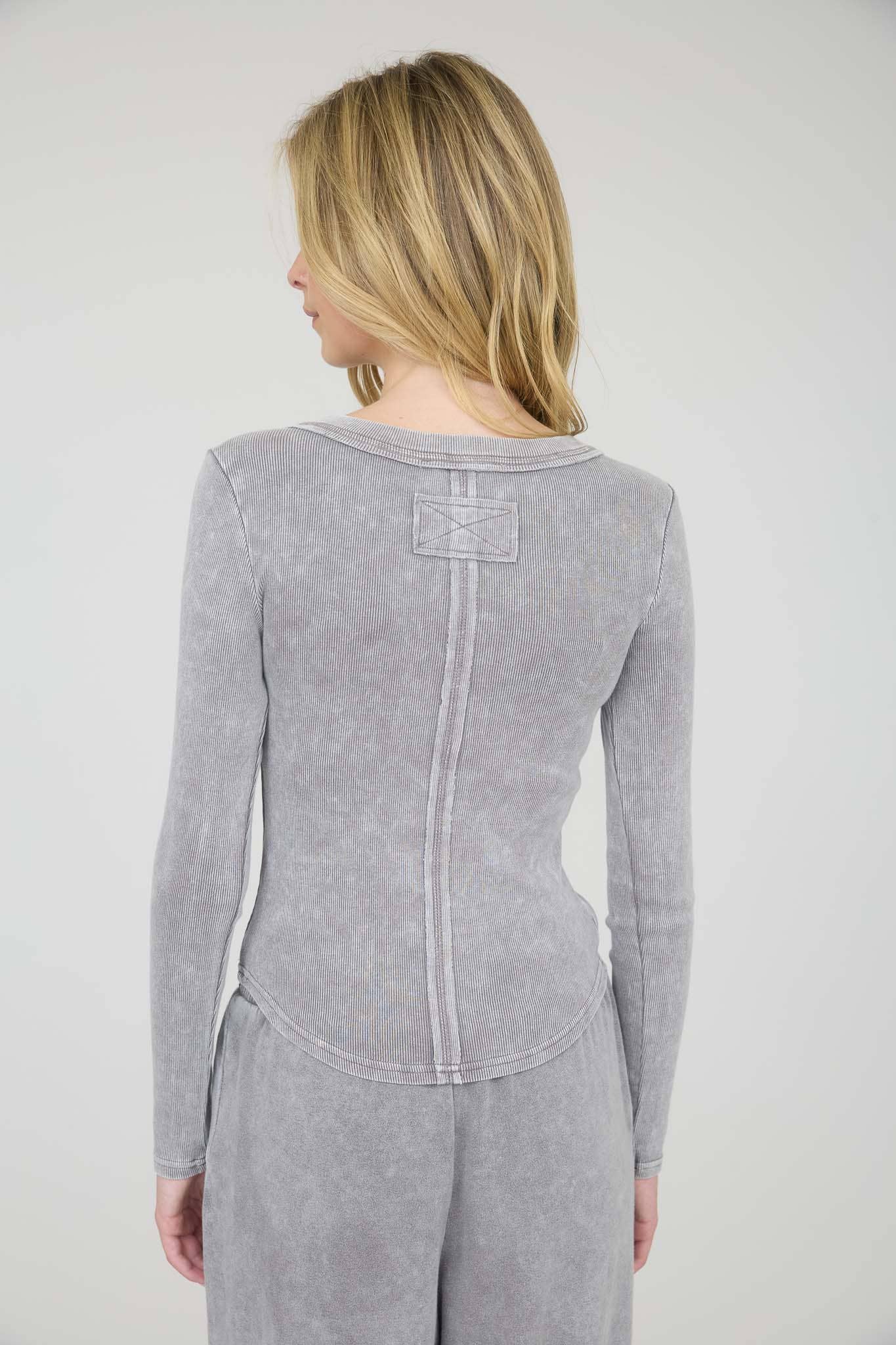 WASHED LONG SLEEVE RIBBED HENLEY KNIT TOP: CHARCOAL