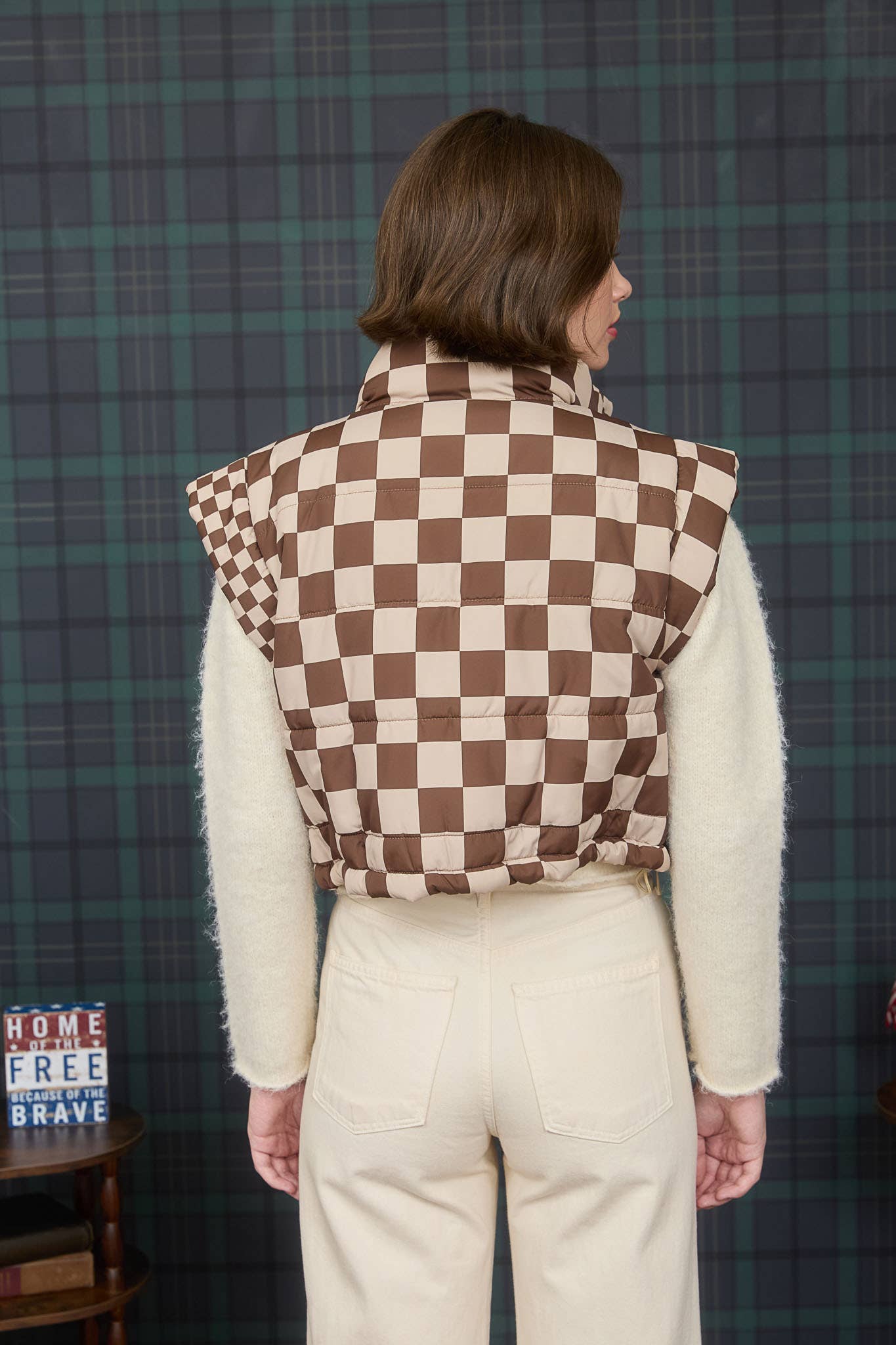 CHECKERED CROPPED PUFFER VEST: BROWN