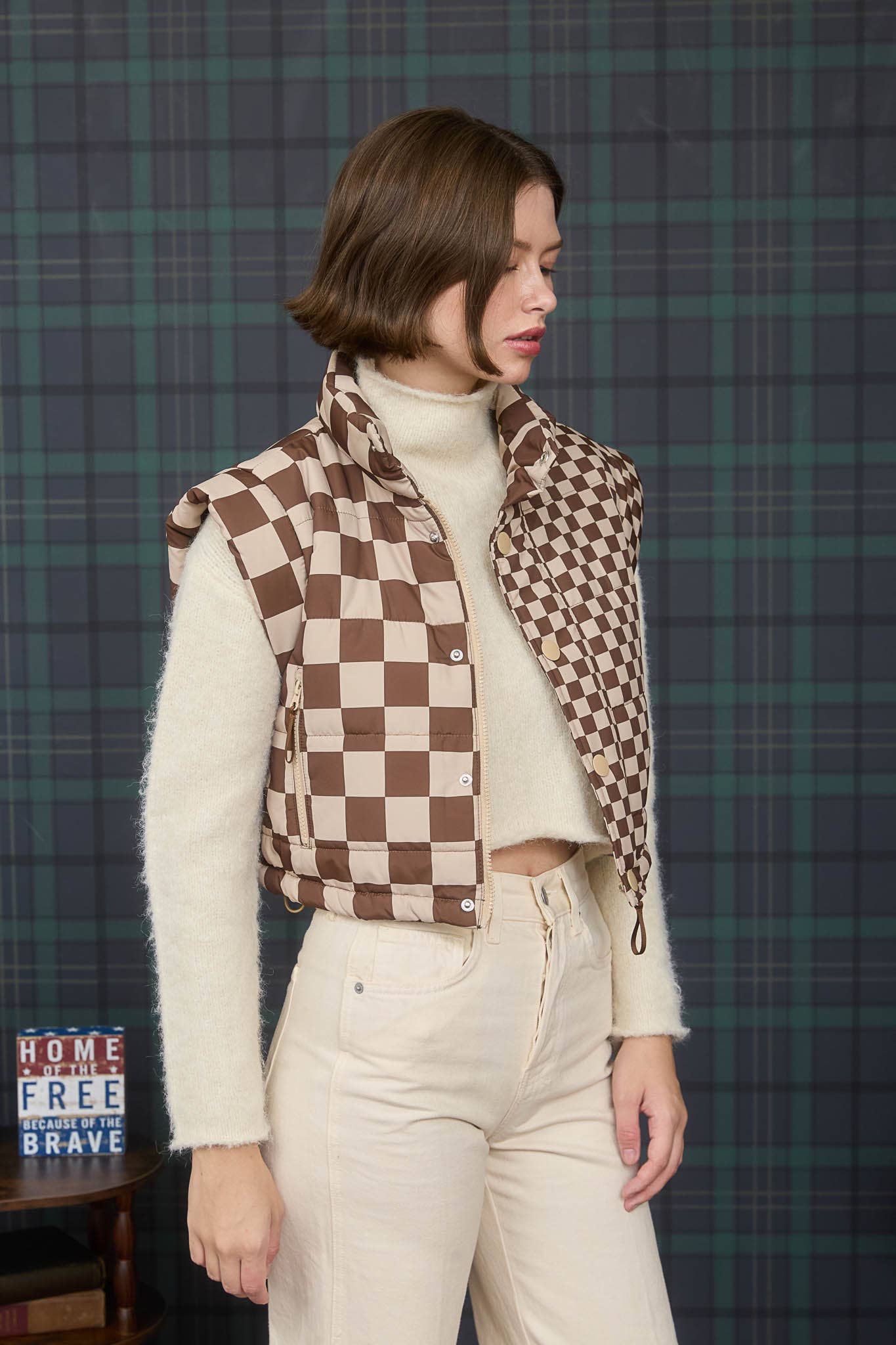 CHECKERED CROPPED PUFFER VEST: BROWN