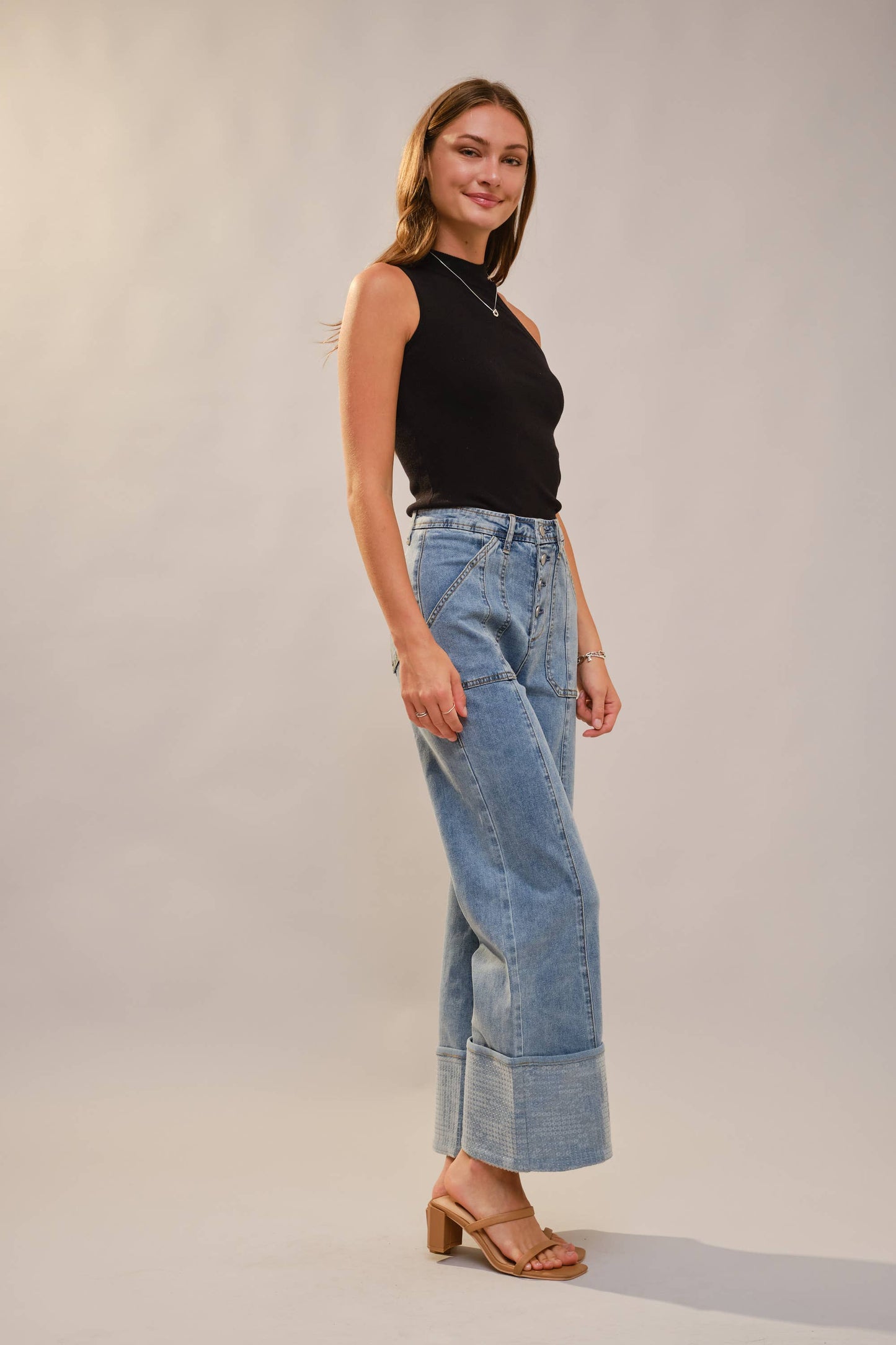 91247P - Cuffed Bottom With Sequins Detailed Jeans: LIGHT WASH