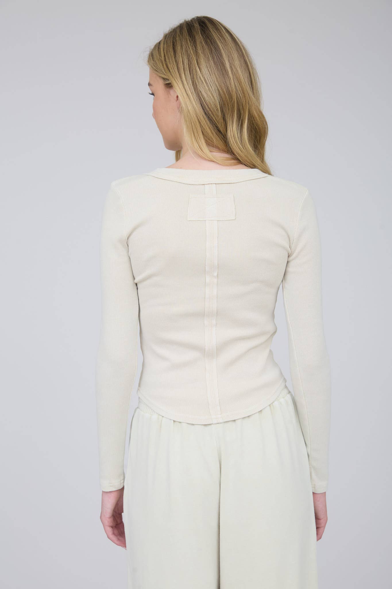 WASHED LONG SLEEVE RIBBED HENLEY KNIT TOP: CHARCOAL