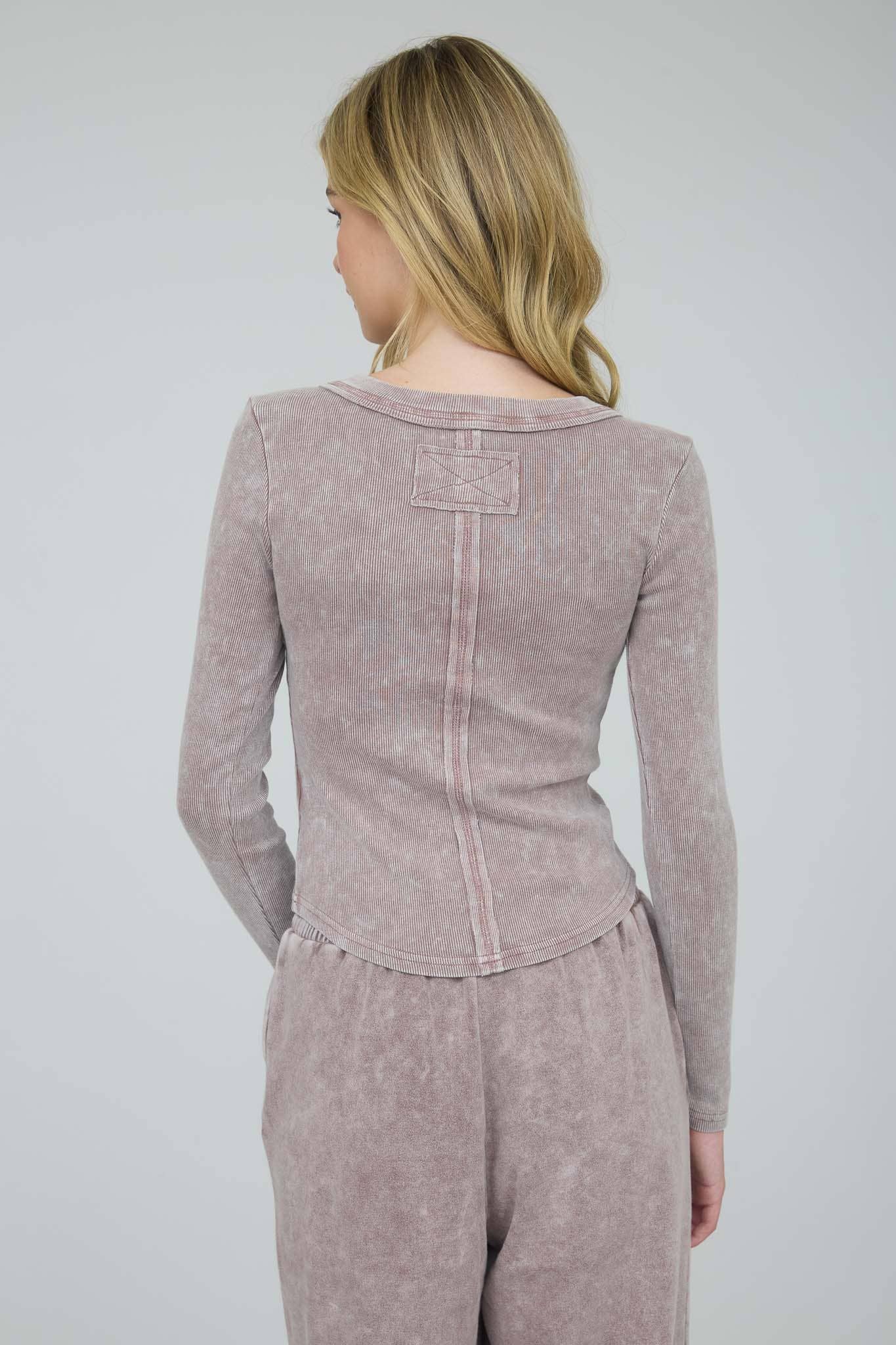 WASHED LONG SLEEVE RIBBED HENLEY KNIT TOP: CHARCOAL