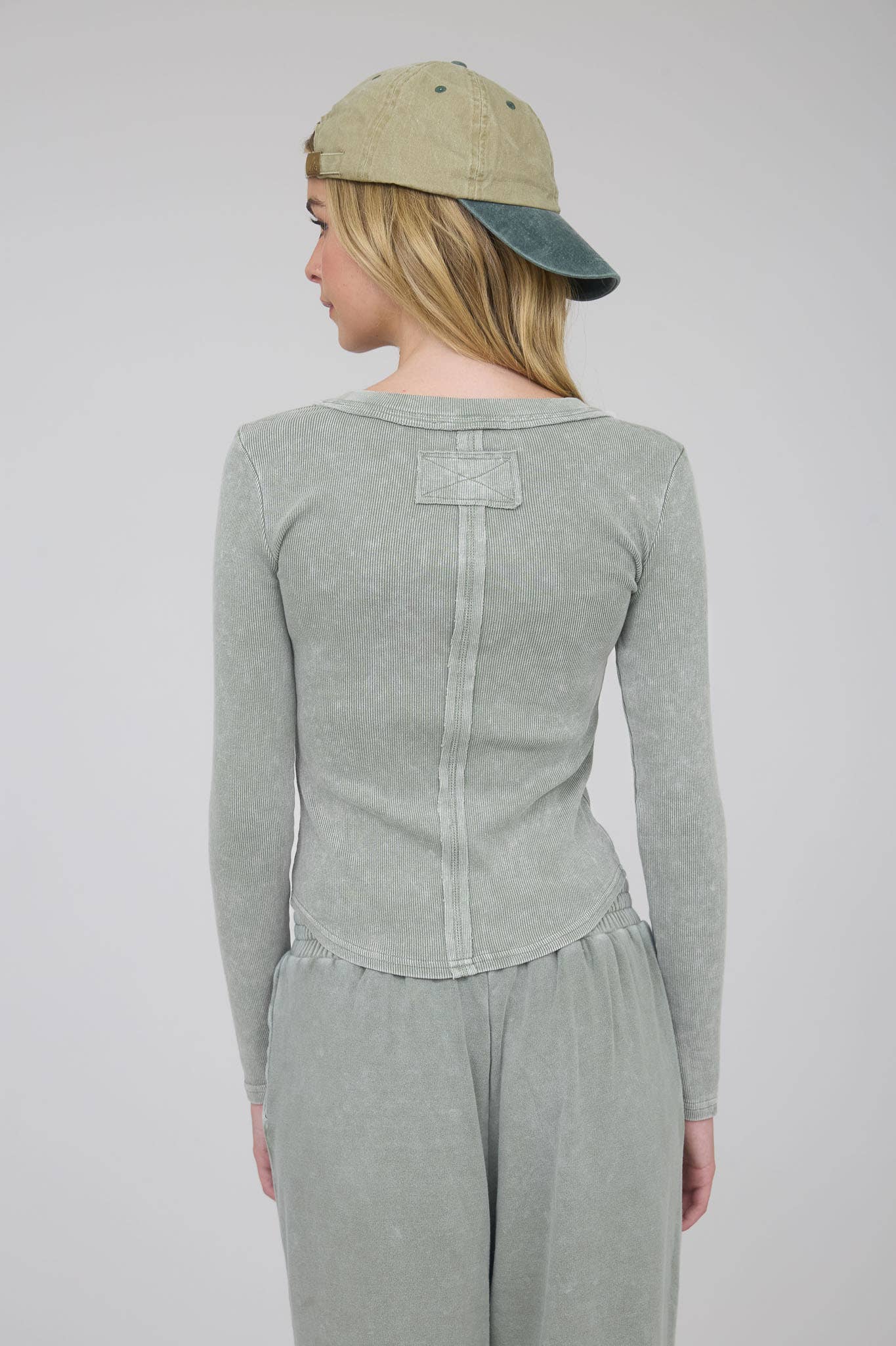 WASHED LONG SLEEVE RIBBED HENLEY KNIT TOP: CHARCOAL