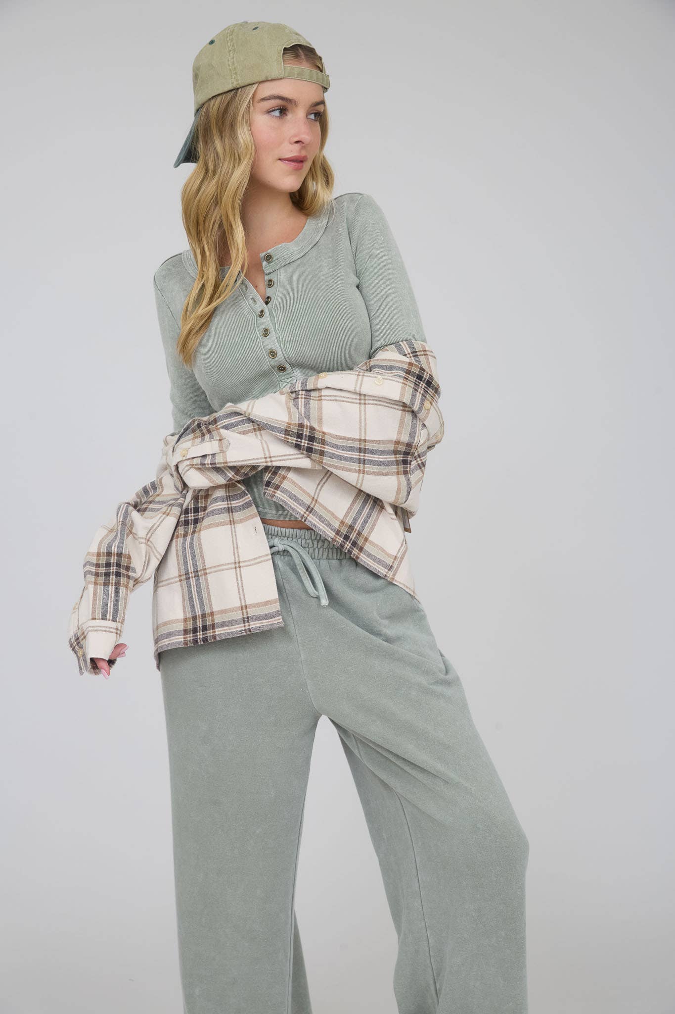 WASHED LONG SLEEVE RIBBED HENLEY KNIT TOP: CHARCOAL