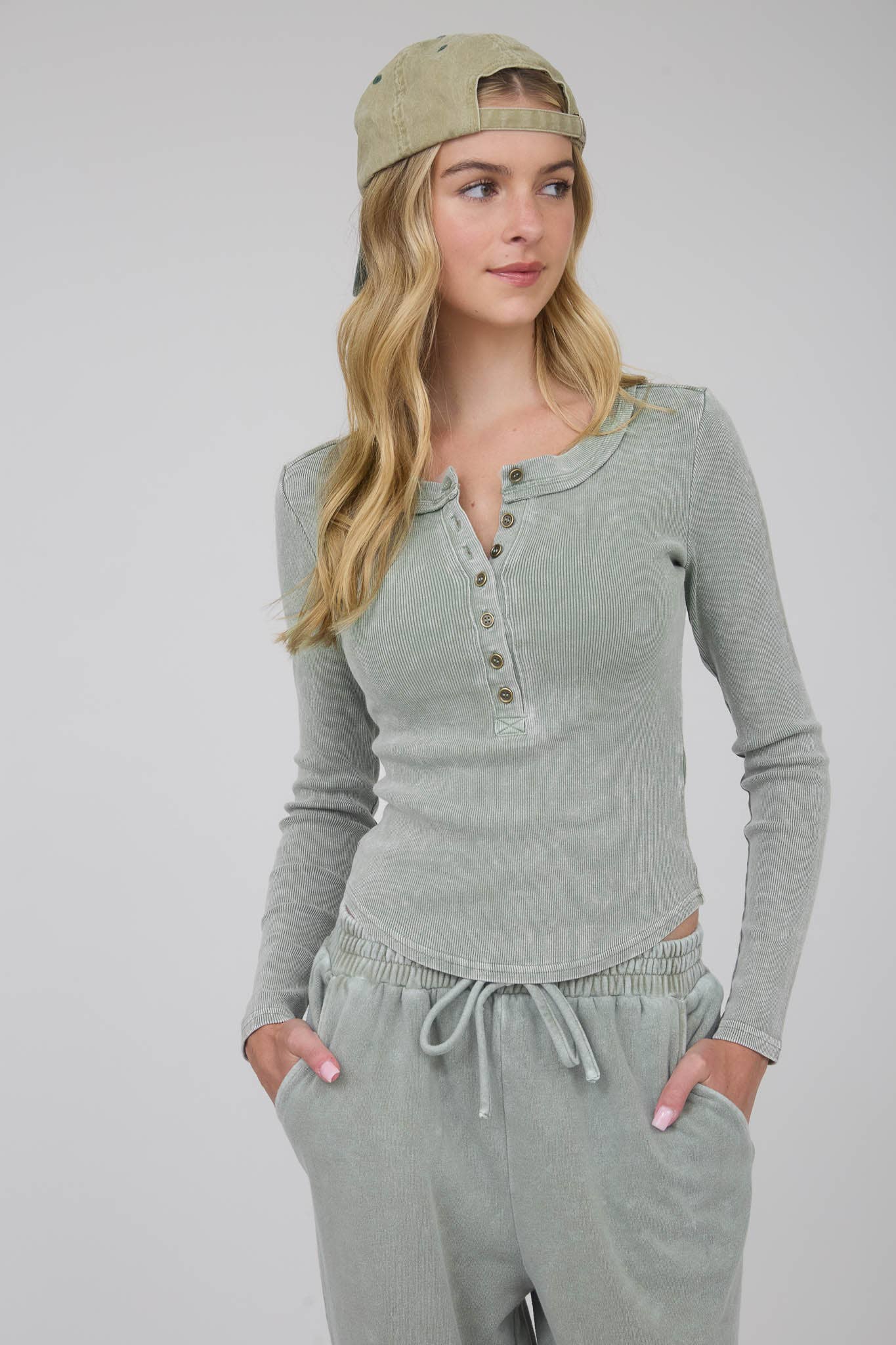 WASHED LONG SLEEVE RIBBED HENLEY KNIT TOP: CHARCOAL