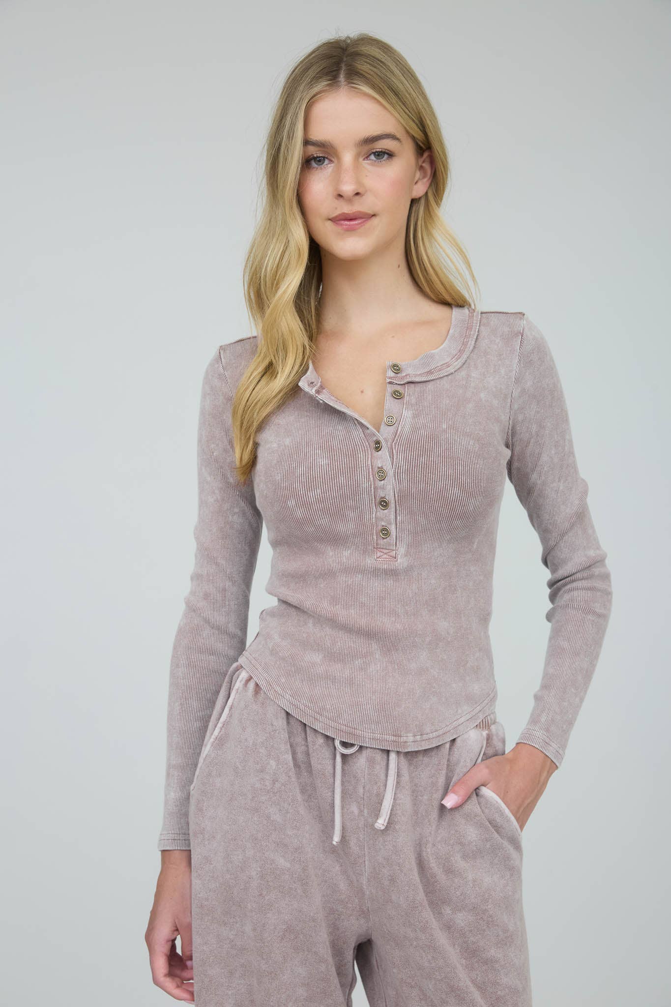 WASHED LONG SLEEVE RIBBED HENLEY KNIT TOP: CHARCOAL