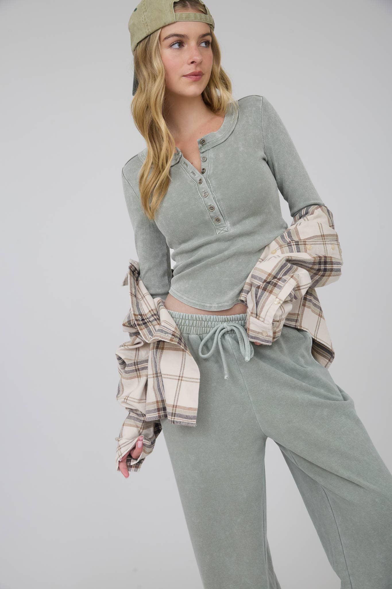 WASHED LONG SLEEVE RIBBED HENLEY KNIT TOP: CHARCOAL