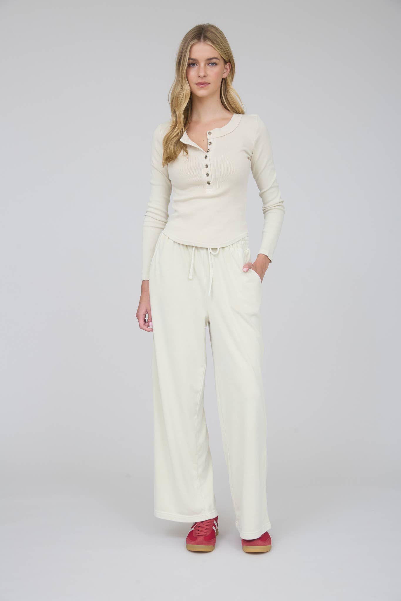 WASHED LONG SLEEVE RIBBED HENLEY KNIT TOP: CHARCOAL